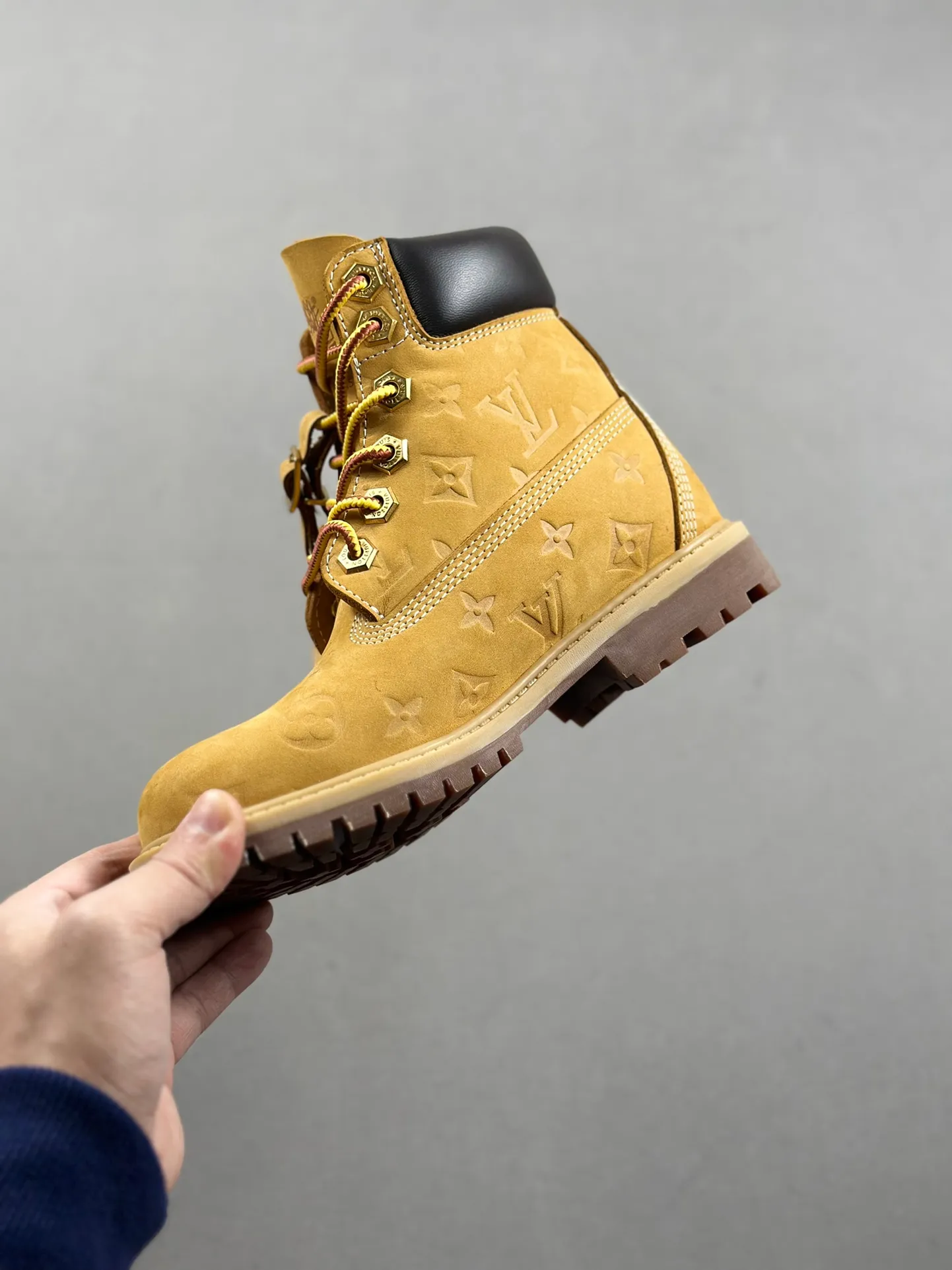 Local pick-up 💰1100 supports delivery. The same style of Jiaer is pure and original. Produced by Zhongshan Factory. Louis Vuitton As the first collaboration between the two parties, this shoe redefines the classic design of Timberland's 6-inch rhubarb boots. Timberland/Timberland's 6-inch all-over presbyopic rhubarb boots pay homage to the classic yellow boot shape of the 1996 Grandmaster Flash. Original hardware molded lace buckles. Newly upgraded top-notch craftsmanship. OEM by Zhongshan factory. Original imported leather. Independent private mold outsole, correct logo, not the wrong version on the market. Original and consistent full head-layer nubuck leather collar. All cow lining Brand new original packaging shoe box Exclusive supply to the market Official item number: 1AD7YN Size: 35 36 37 38 39 40 41 42 43 44 45 46